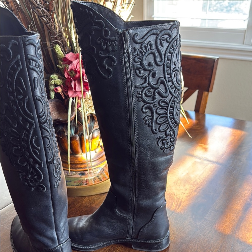Black Boots With Embossed Pattern Gianni Bini - image 5